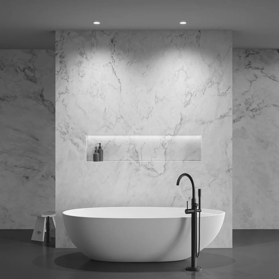 Baignoire autoportante blanche spot encastré zoom avec robinetteriede acier noir mat au design moderne