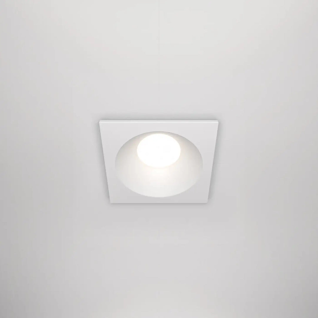 Spot encastré zoom carré étanche en acier noir avec lumière encastrée carrée et centre circulaire doux éclairé
