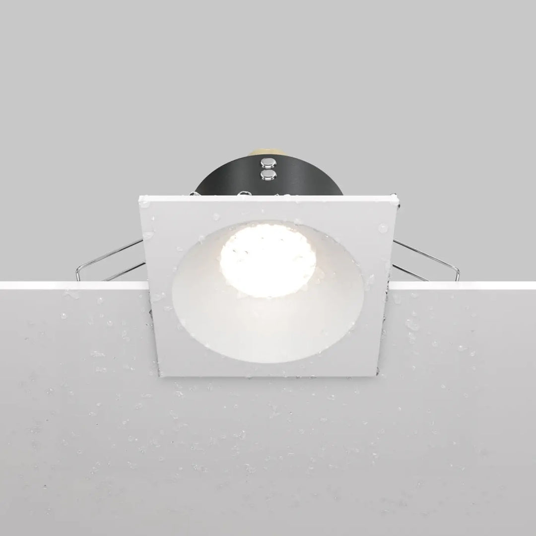 Spot encastré zoom carré étanche en acier noir avec lentille en verre dépoli et montage métallique intégré