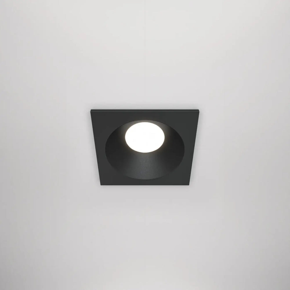 Spot encastré zoom carré étanche en acier noir avec éclairage circulaire blanc encastré au plafond