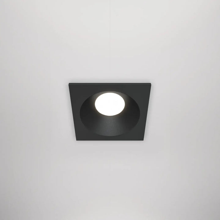Spot encastré zoom carré étanche en acier noir avec éclairage circulaire blanc encastré au plafond