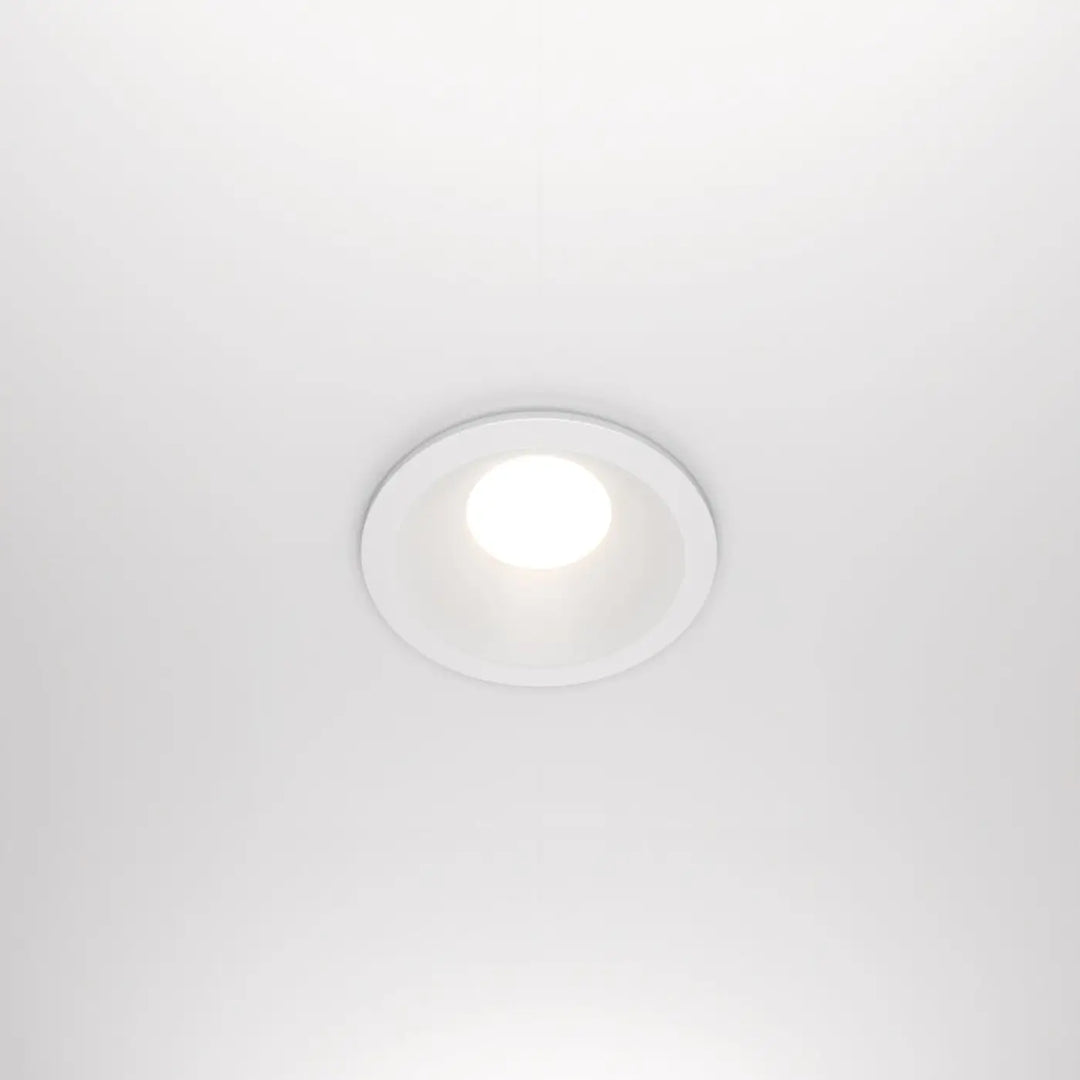 Spot zoom blanc encastré en plafond avec éclairage diffus doux et design circulaire affleurant