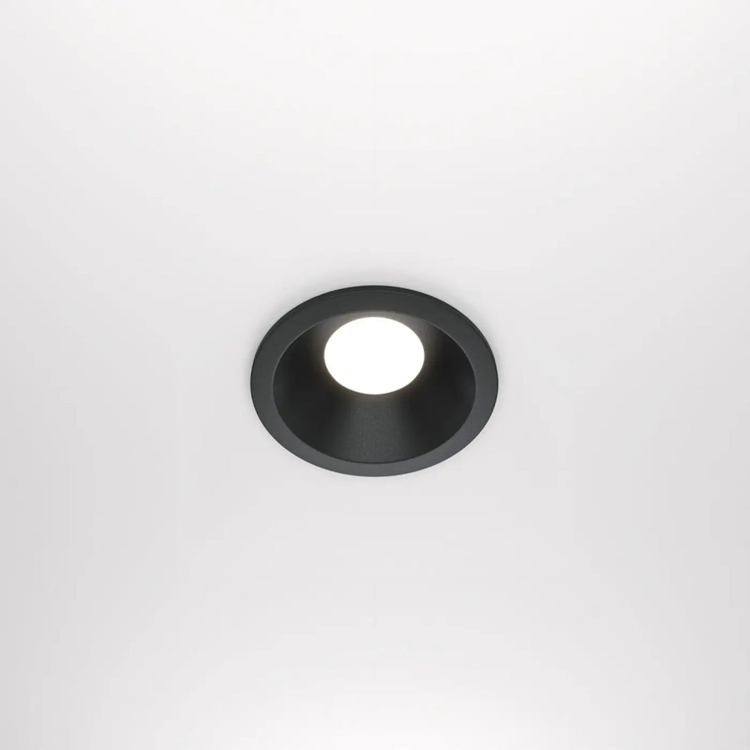 Spot zoom spot encastré noir avec boîtier circulaire mat et centre lumineux blanc éclatant encastré au plafond