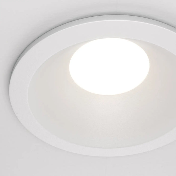 Spot zoom blanc encastré en plafond avec design moderne lisse pour éclairage discret et élégant