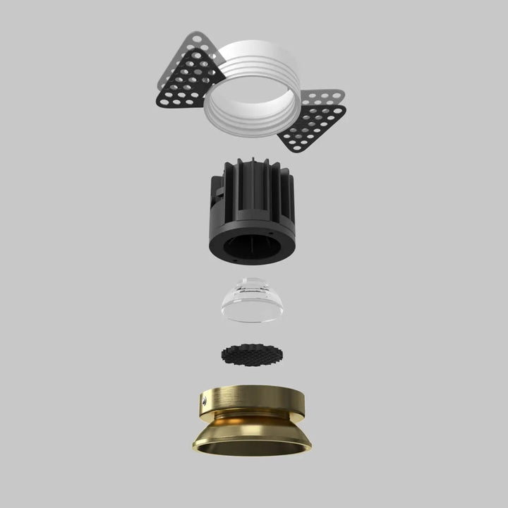 Spot led encastré round compact noir et or avec lentille claire et ailettes de refroidissement pour blanc chaud