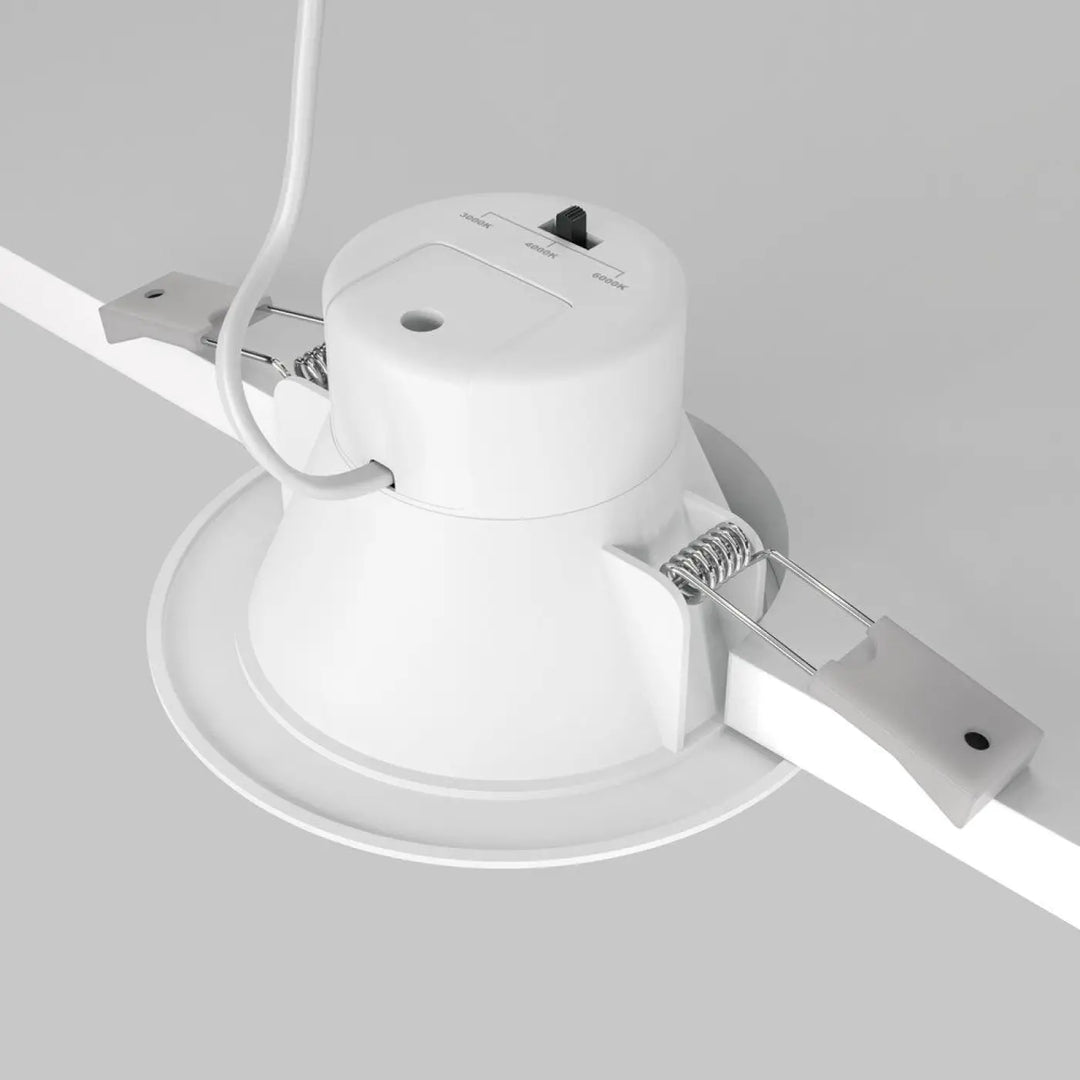 Spot stockton rond encastré en acier blanc avec trois formats et fixation intégrée pour éclairage encastré au plafond
