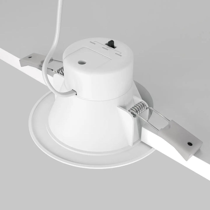 Spot stockton rond encastré en acier blanc avec trois formats et fixation intégrée pour éclairage encastré au plafond