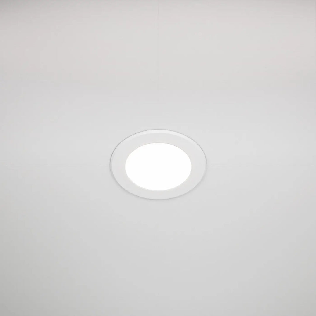 Spot stockton rond encastré en acier blanc avec trois formats disponible, spot ovale blanc encastré au plafond