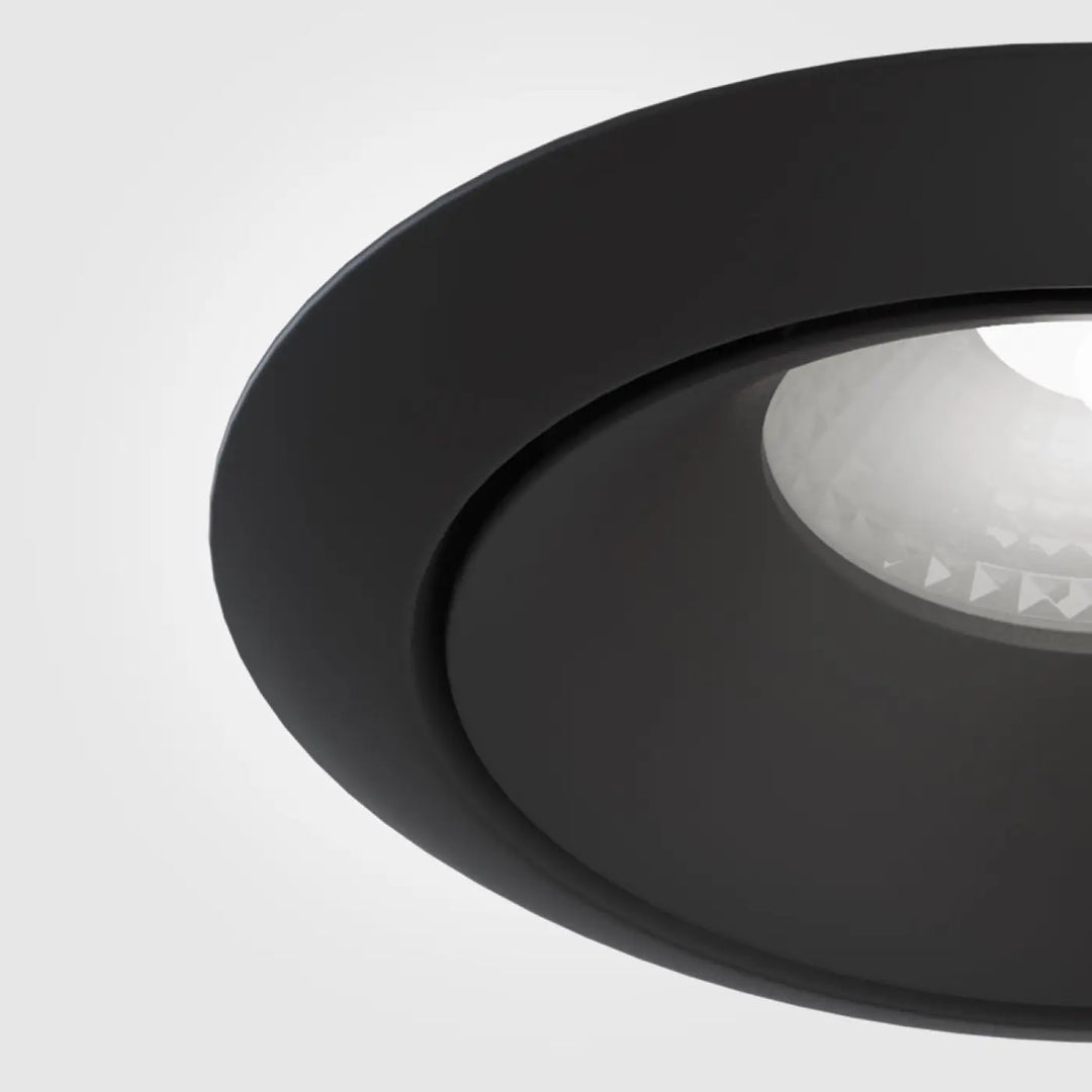 Spot yin led intégrée avec finition mate noire et lentille facettée claire pour un éclairage blanc chaud encastré
