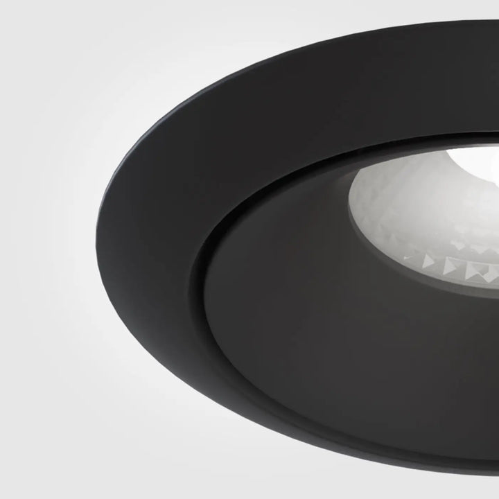 Spot yin led intégrée avec finition mate noire et lentille facettée claire pour un éclairage blanc chaud encastré