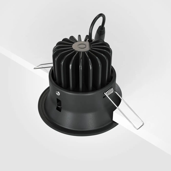 Spot yin led intégrée noir avec dissipateur thermiqe à rainures et clips métalliques pour installation encastrée blanc chaud