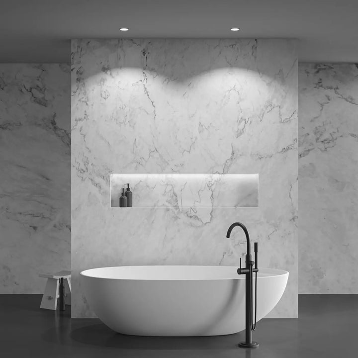 Baignoire indépendante blanche avec spot led encastré indice ip65 et éclairage blanc chaud intégrés moderne et lisse