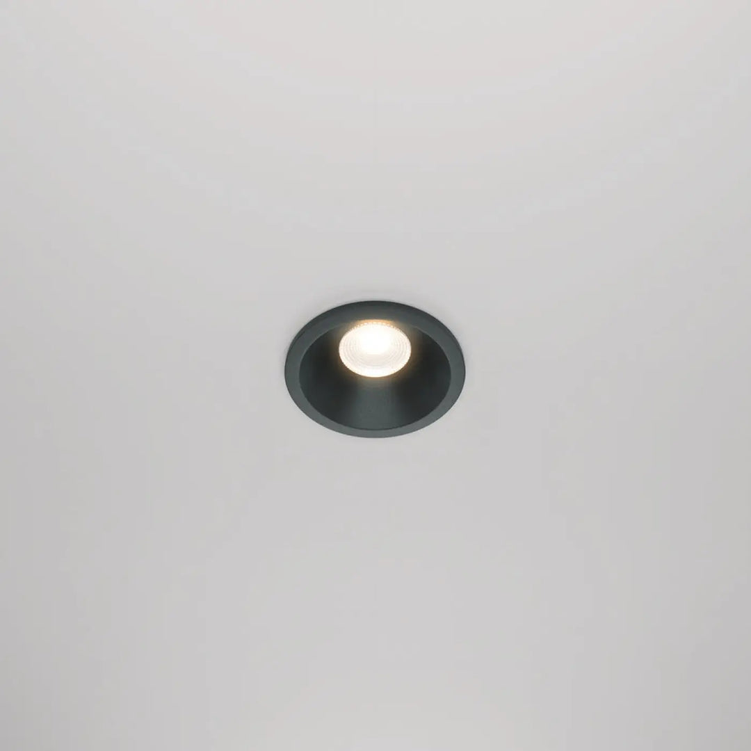 Spot led encastré zoom avec indice ip65, blanc chaud et finition mate pour plafond moderne