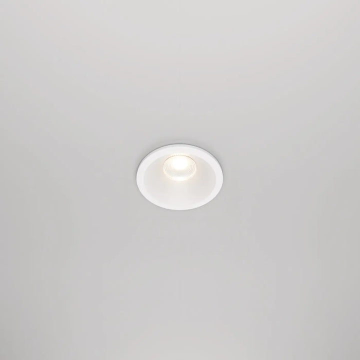 Spot led encastré blanc chaud avec design circulaire minimaliste soft glow indice ip65 pour plafond