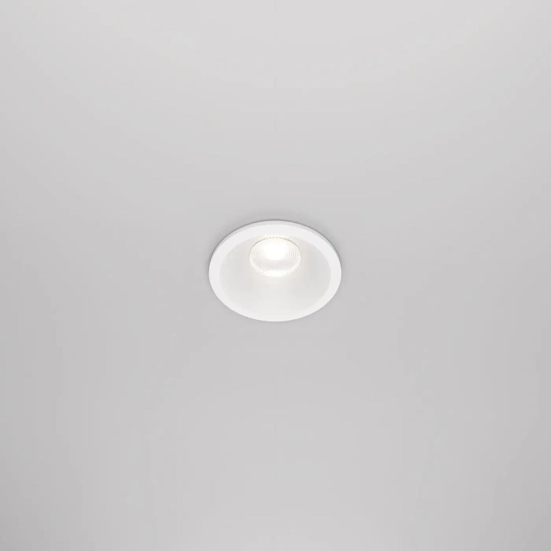 Spot led encastré blanc chaud avec design moderne et indice ip65 pour installation encastrée au plafond