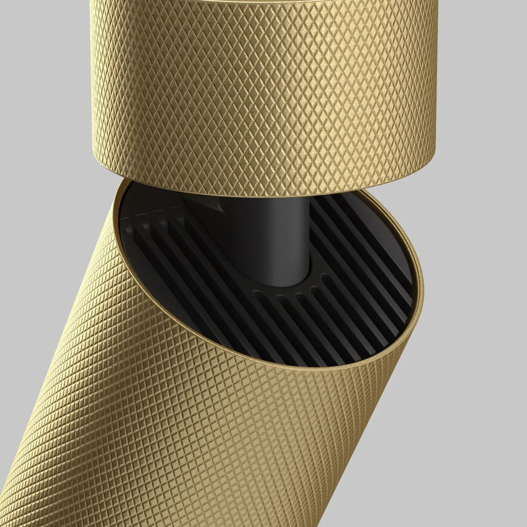 Spot orientable artisanal en aluminium texturé doré avec tête orientable et surface cylindrique à motif diamant