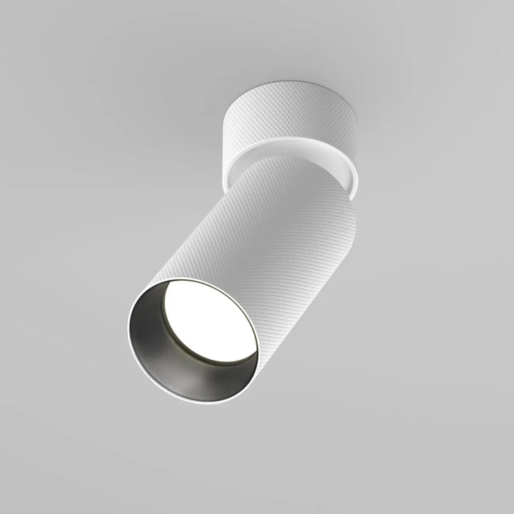 Spot orientable artisanal en aluminium texturé blanc avec tête orientable et intérieur métallique moderne