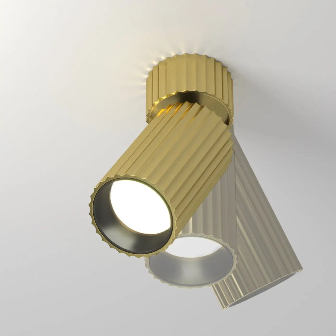 Spot orientable calipso en finition or avec cylindre cannelé pour plafond design moderne et élégant