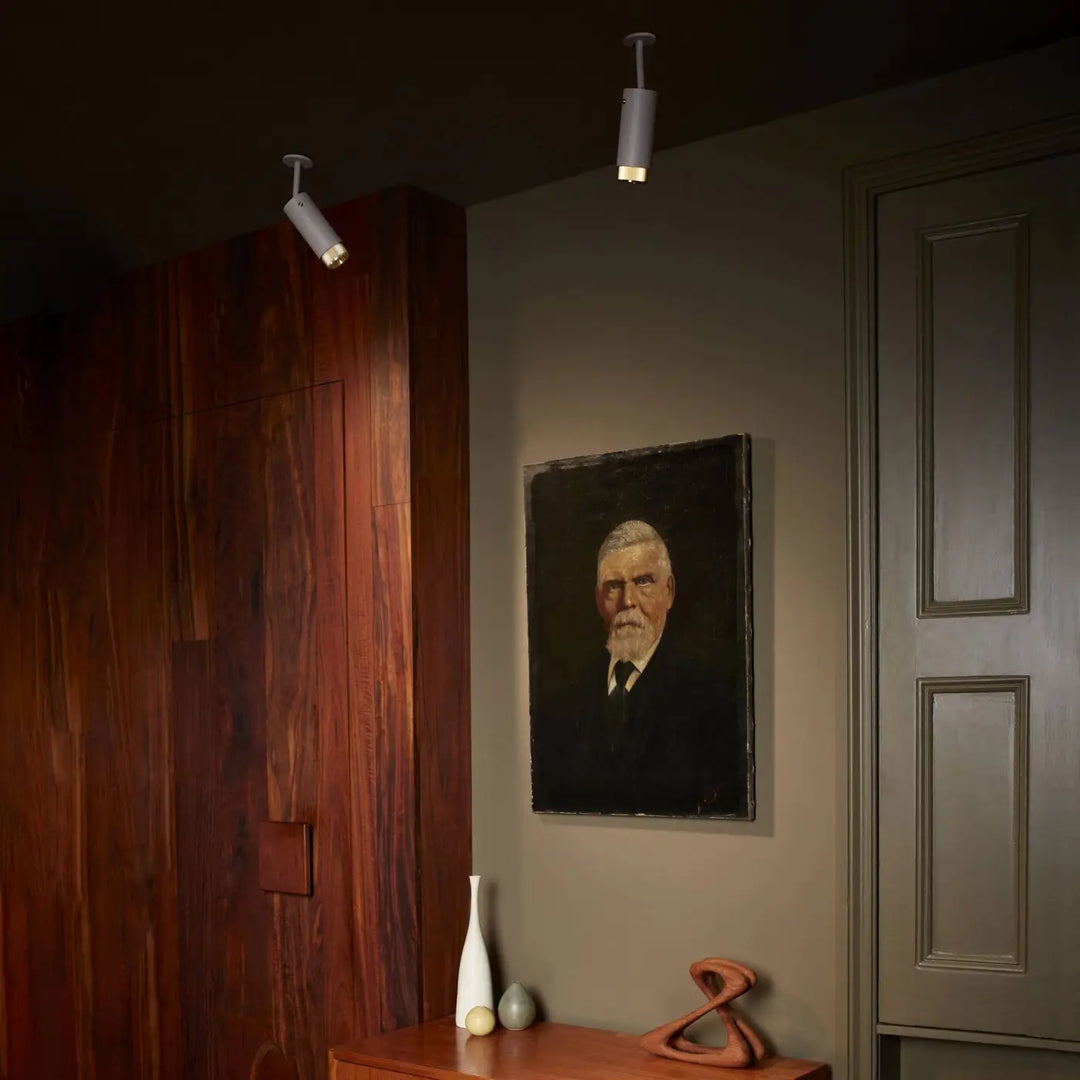 Spot orientable Exhaust Pierre finition laiton dans un intérieur #couleur_dor