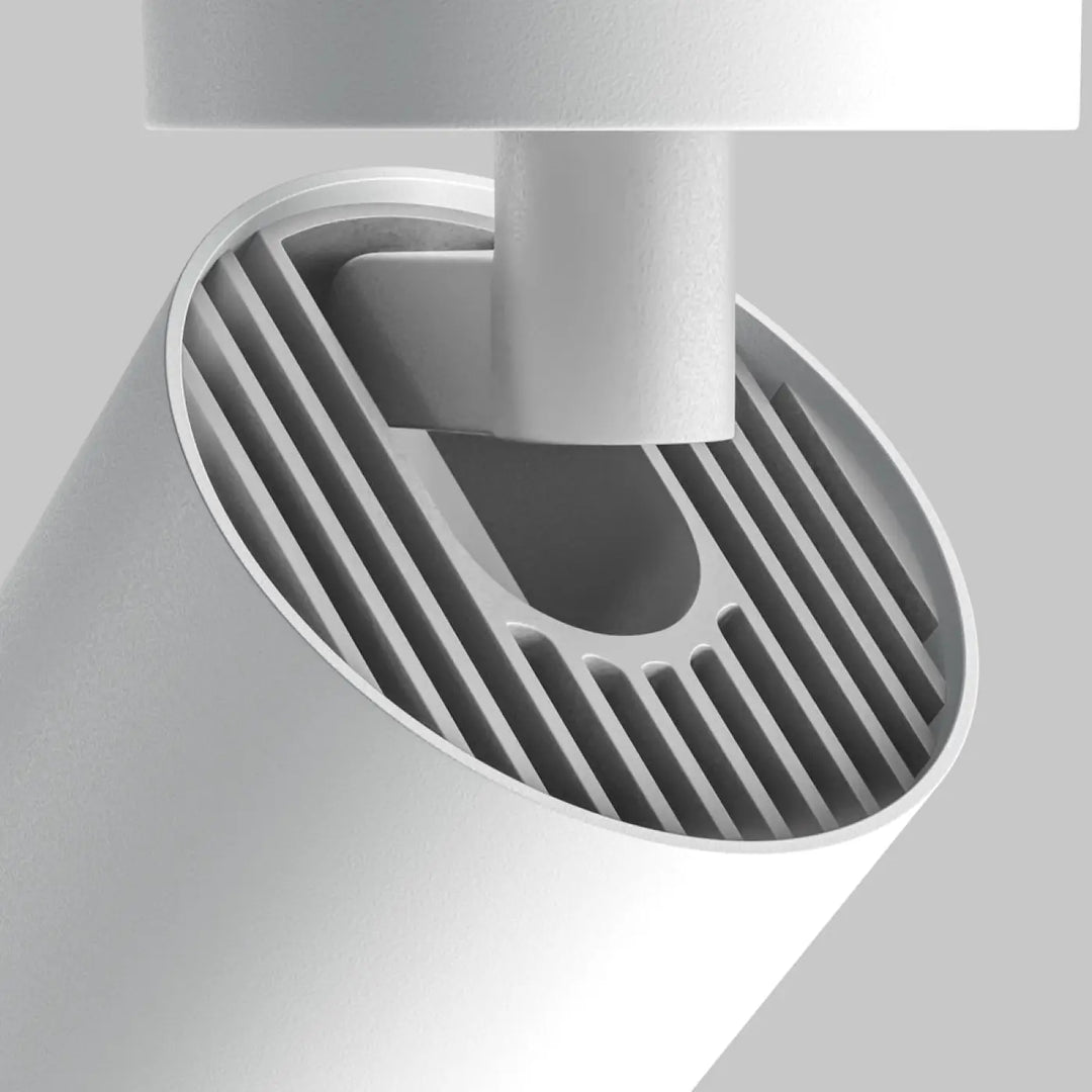 Spot focus zoom blanc avec design moderne cylindrique et faisceau réglable grâce aux lamelles verticales du diffuseur