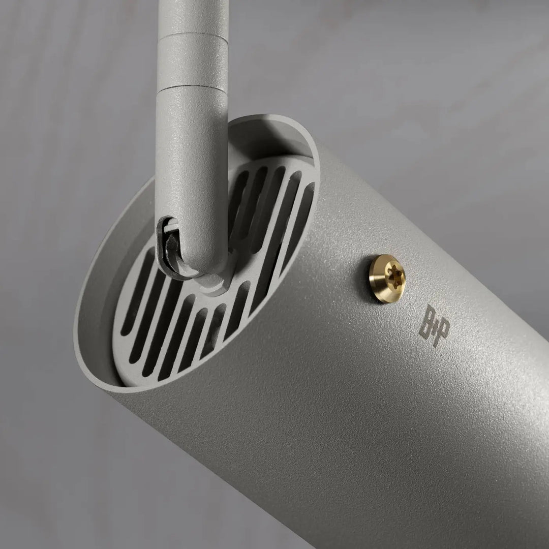 Détail d'un spot Exhaust Pierre, finition laiton #couleur_dor