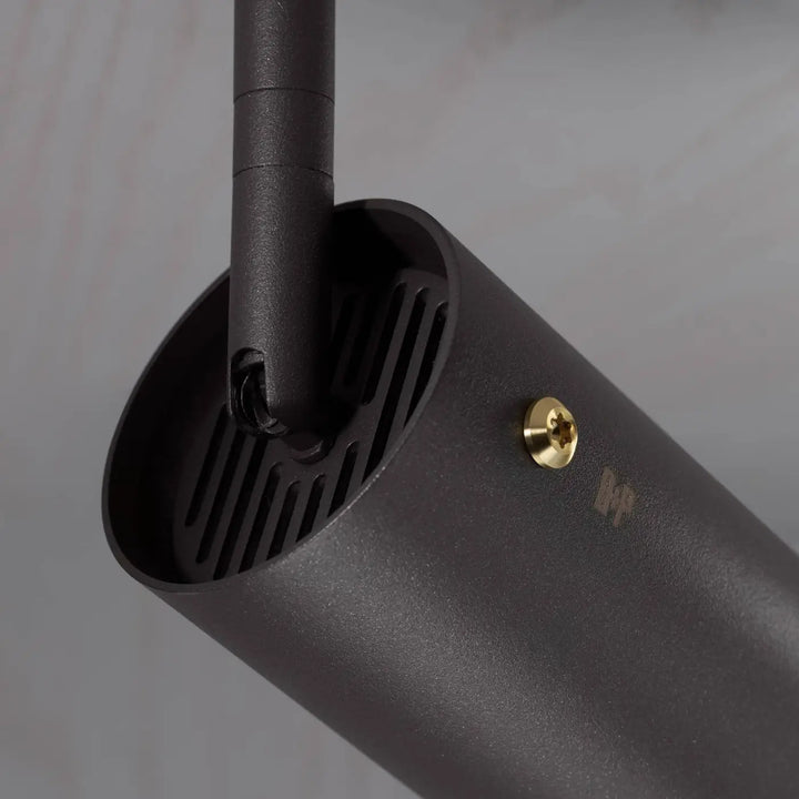 Détail d'un spot Exhaust Graphite, finition laiton #couleur_dor