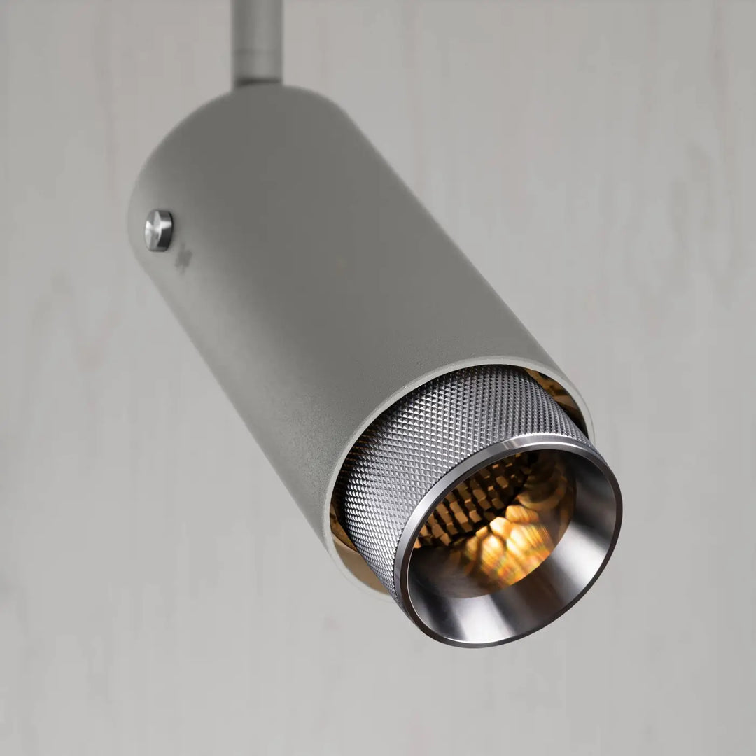 Spot sur rail Exhaust à gravure quadrillée Pierre, finition acier, vue 3 #couleur_argent