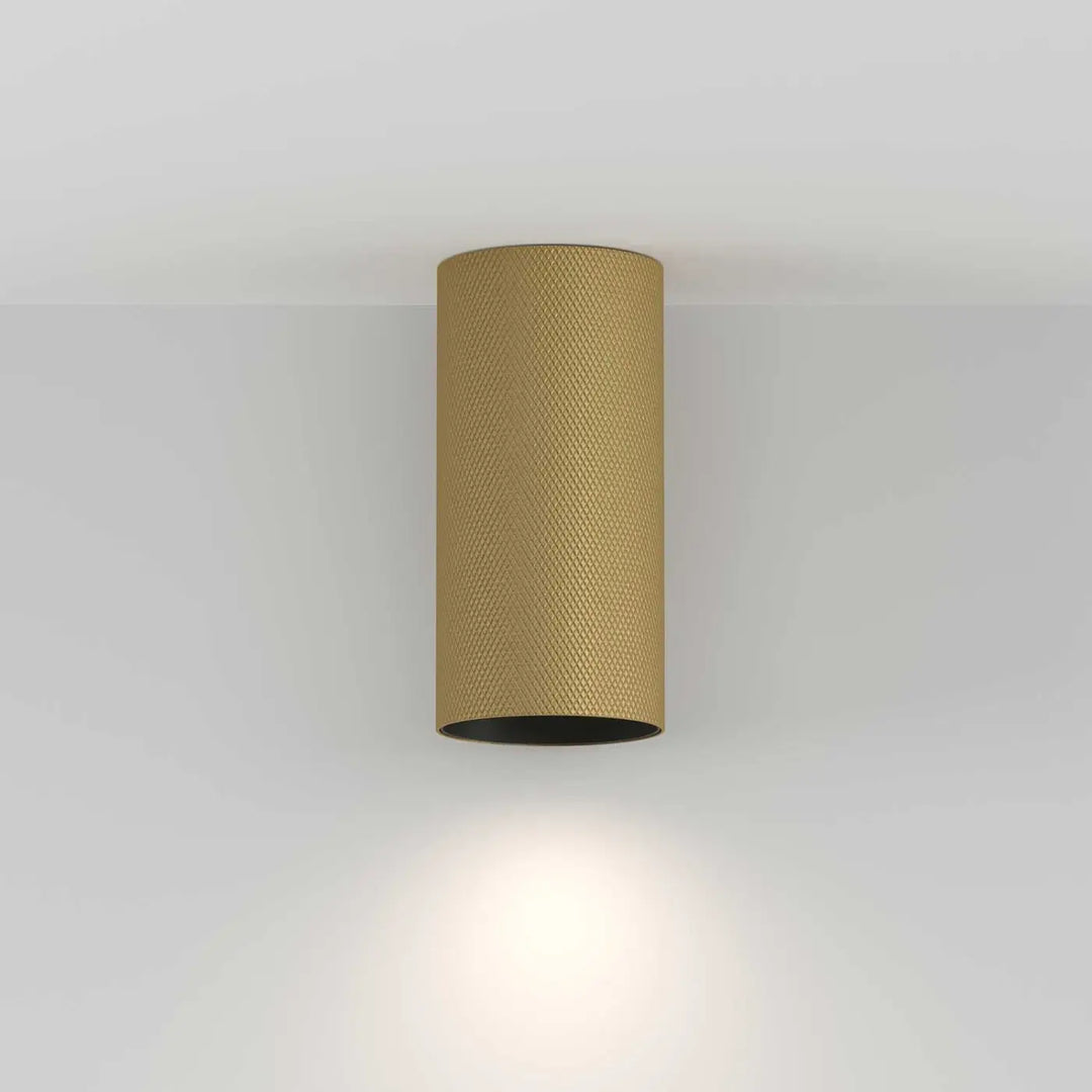Spot artisan saillie luminaire plafond cylindrique doré en aluminium texturé avec intérieur noir et culot gu10 pour faux plafond
