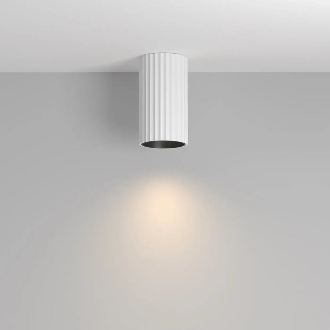 Spot calipso cylindre cannelé blanc avec intérieur noir pour éclairage ciblé en trois finitions émettant une lumière chaude