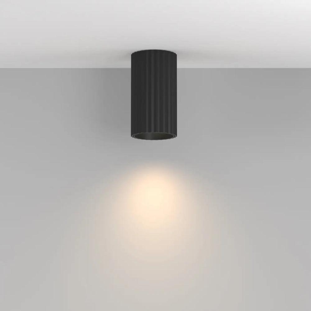 Spot calipso cylindre cannelé noir avec éclairage ciblé chaud en trois finitions pour plafond encastré
