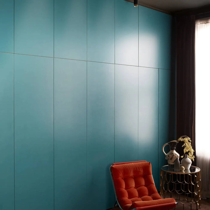 Spot en saillie Exhaust Graphite, détails en laiton, dans un intérieur #couleur_dor