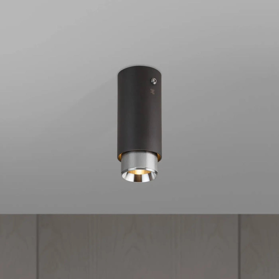 Spot en saillie Exhaust à gravure alignée Graphite, détails en acier #couleur_argent