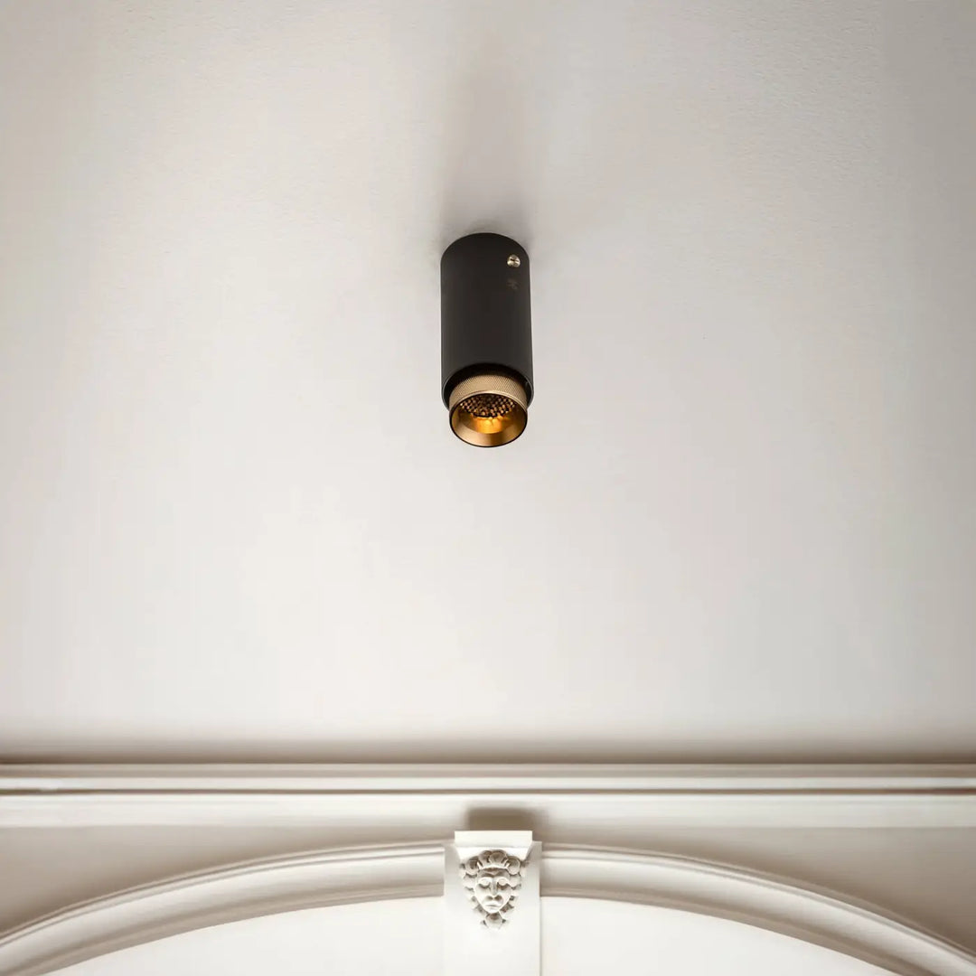 Spot en saillie Exhaust à gravure quadrillée dans un intérieur #couleur_dor