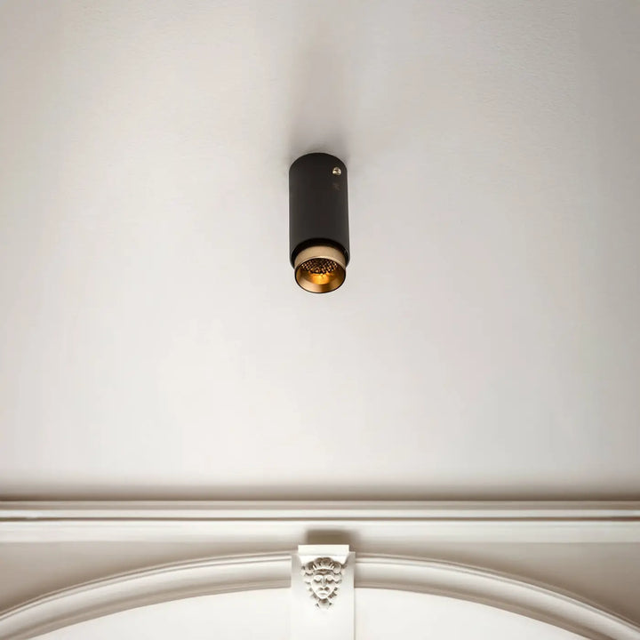 Spot en saillie Exhaust à gravure quadrillée dans un intérieur #couleur_dor