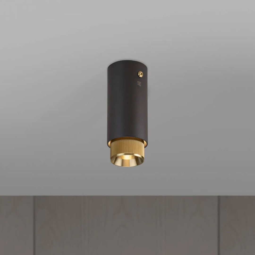 Spot en saillie Exhaust à gravure alignée Graphite, détails en laiton #couleur_dor
