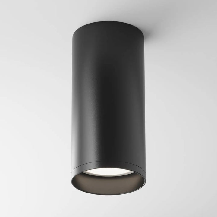 Spot focus cylindre noir mat avec ampoule gu10 encastrée disponible en trois finitions pour plafond