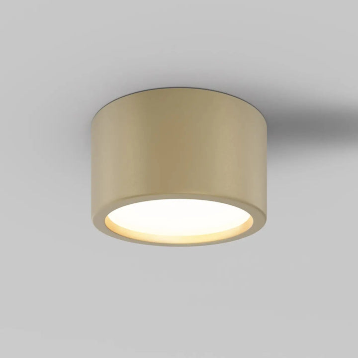 Spot hydra saillie led indice ip44 luminaire plafond cylindrique or mat avec lumière douce blanche chaude