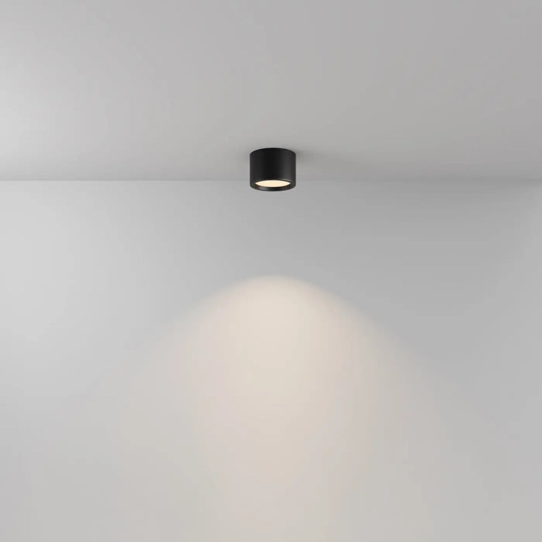 Spot cylindre noir plafonnier hydra led indice ip44 avec lumière douce et faisceau focalisé pour usage intérieur