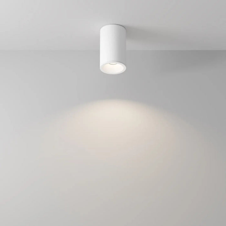 Spot zoom cylindre blanc monté au faux plafond pour une lumière dirigée minimaliste et élégante