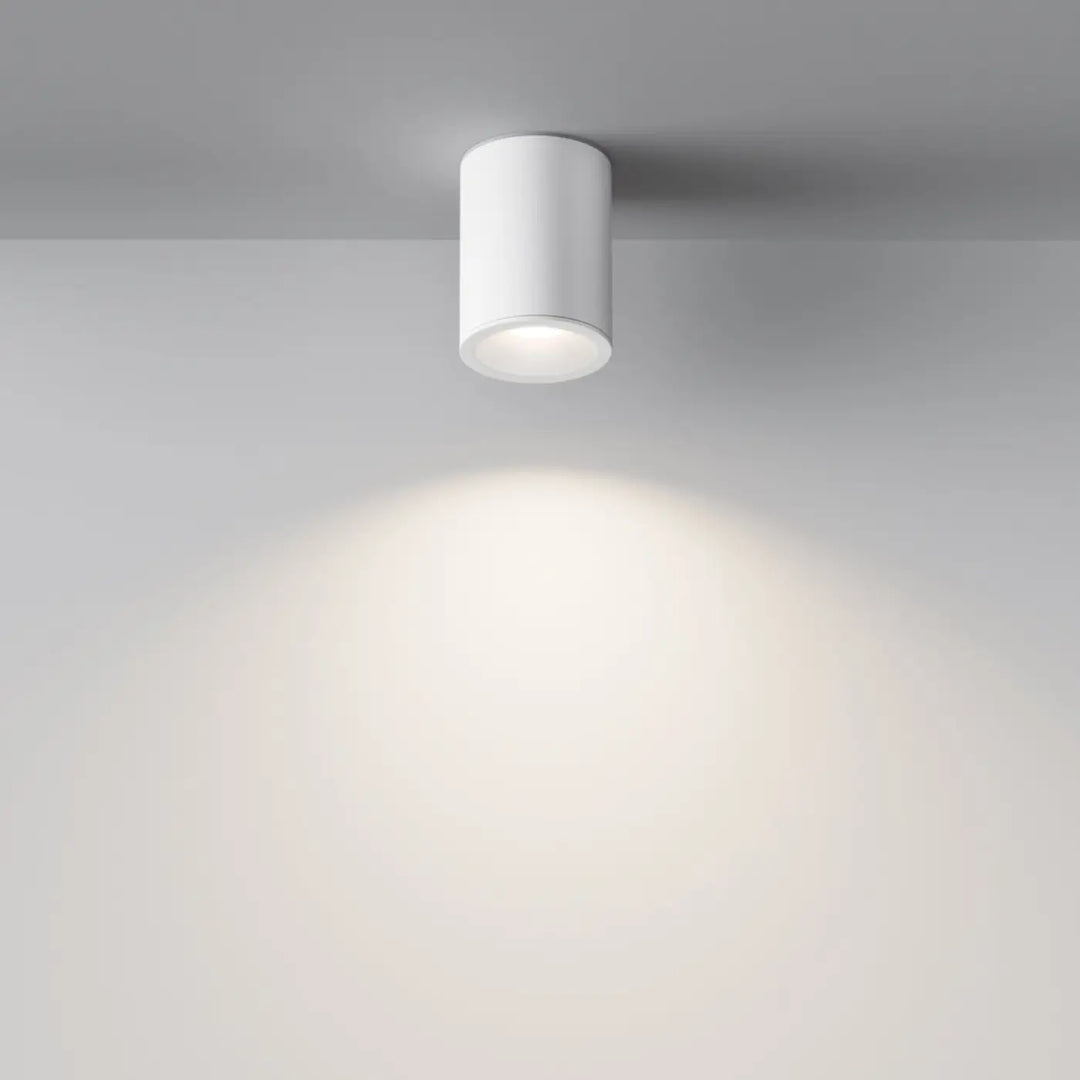Spot zoom cylindre blanc monté au faux plafond offrant une lumière dirigée et un design minimaliste