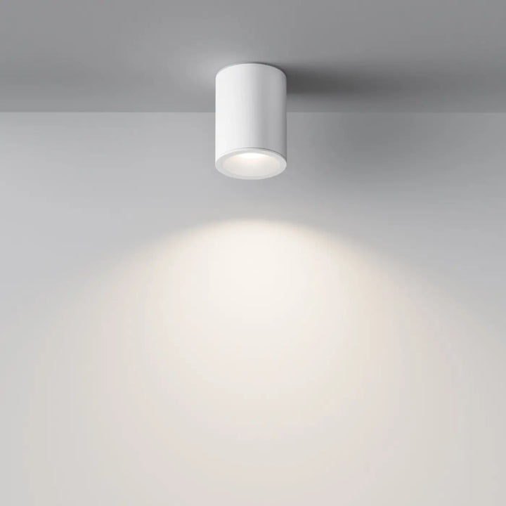 Spot zoom cylindre blanc monté au faux plafond offrant une lumière dirigée et un design minimaliste