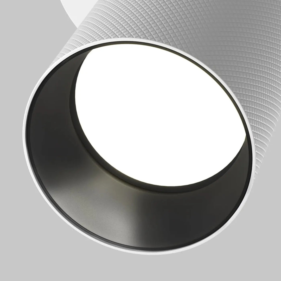 Spot semi-encastré artisan en aluminium texturé blanc avec intérieur noir lisse, design cylindrique moderne élégant