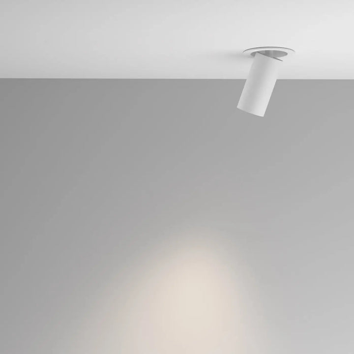 Spot semi-encastré artisan blanc en aluminium texturé avec design minimaliste et cylindrique pour éclairage intérieur