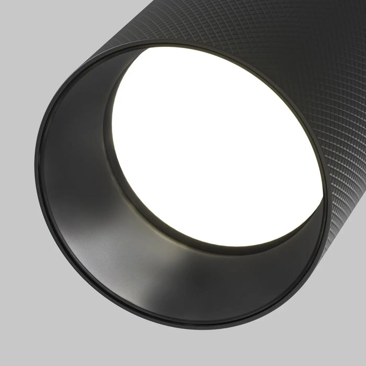 Spot semi-encastré artisan en aluminium texturé noir avec ouverture circulaire éclairée et finition mate