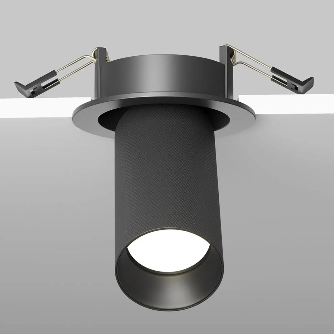 Spot semi-encastré artisan en aluminium texturé noir mat avec abat-jour cylindrique et bras de fixation ajustables