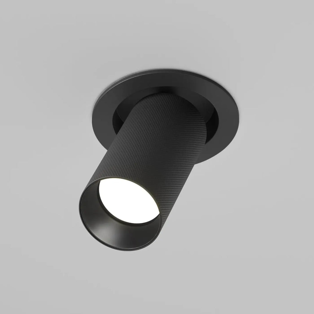 Spot semi-encastré artisan en aluminium texturé avec corps cylindrique noir mat et bague de montage circulaire