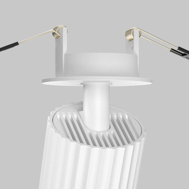 Spot semi-encastré calipso blanc cylindre cannelé avec dissipateur thermique et supports dorés de fixation
