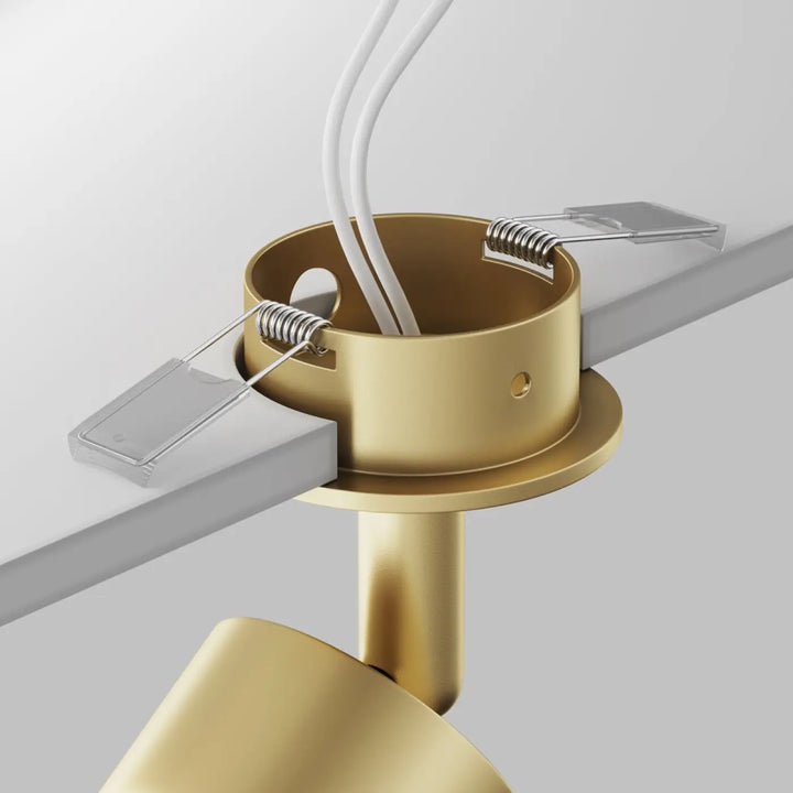 Spot focus semi-encastré en laiton doré avec long cylindre orientable et clips ressort argentés sécurisant les câbles blancs