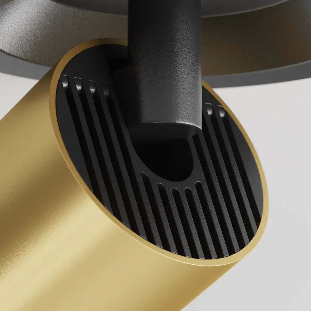 Spot semi-encastré focus tête orientable en métal doré avec intérieur noir côtelé et ampoule gu10