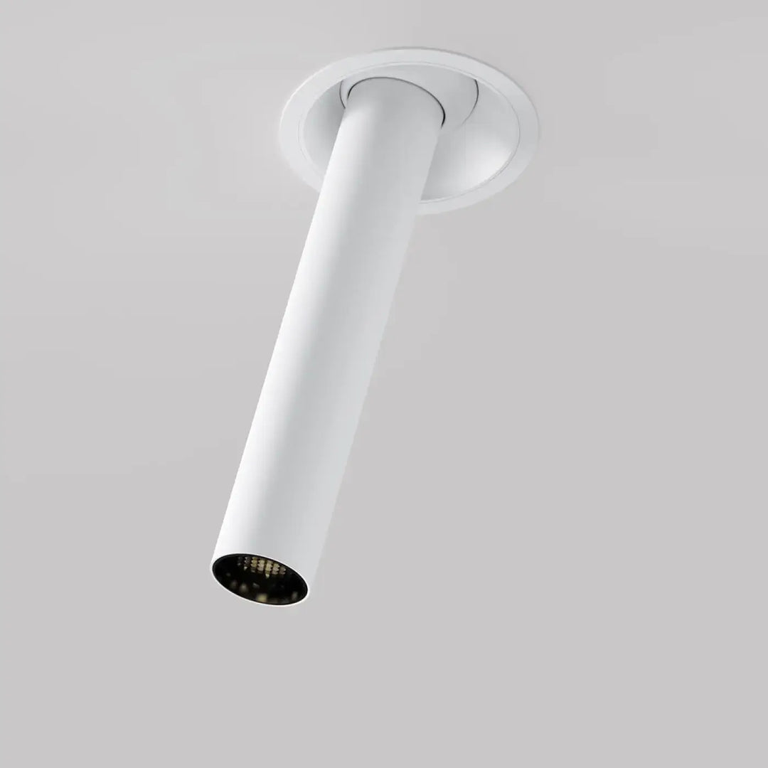 Spot semi-encastré focus tube fin orientable en cylindre blanc mat avec base discrète et grille noire au fond